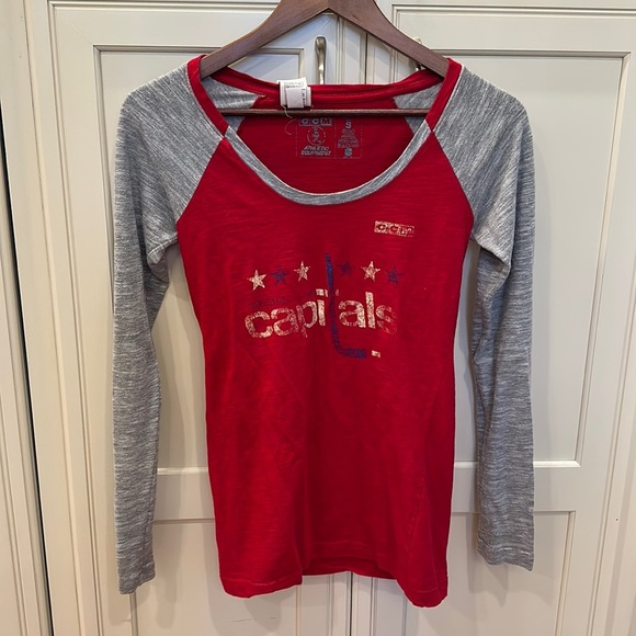 NHL Tops - Washington Capitals Ladies Distressed Tee Shirt Size S